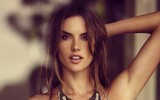 [ẢNH] Chiêm ngưỡng nhan sắc nóng bỏng siêu mẫu U40 Alessandra Ambrosio