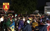 [ẢNH] TP.HCM: Đường ngập, xe kẹt cứng sau trận mưa lớn nhất từ đầu năm