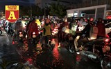 [ẢNH] TP.HCM: Đường ngập, xe kẹt cứng sau trận mưa lớn nhất từ đầu năm