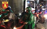 [ẢNH] TP.HCM: Đường ngập, xe kẹt cứng sau trận mưa lớn nhất từ đầu năm