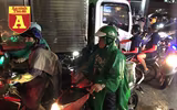 [ẢNH] TP.HCM: Đường ngập, xe kẹt cứng sau trận mưa lớn nhất từ đầu năm
