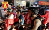[ẢNH] TP.HCM: Đường ngập, xe kẹt cứng sau trận mưa lớn nhất từ đầu năm