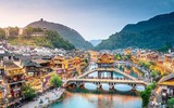 [ẢNH] Đối lập khó tin Phượng Hoàng Cố Trấn trước và sau những trận lũ kinh hoàng