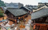 [ẢNH] Đối lập khó tin Phượng Hoàng Cố Trấn trước và sau những trận lũ kinh hoàng