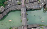 [ẢNH] Đối lập khó tin Phượng Hoàng Cố Trấn trước và sau những trận lũ kinh hoàng
