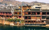 [ẢNH] Đối lập khó tin Phượng Hoàng Cố Trấn trước và sau những trận lũ kinh hoàng