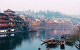 [ẢNH] Đối lập khó tin Phượng Hoàng Cố Trấn trước và sau những trận lũ kinh hoàng