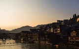 [ẢNH] Đối lập khó tin Phượng Hoàng Cố Trấn trước và sau những trận lũ kinh hoàng