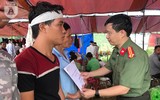 Đoàn công tác Báo ANTĐ chia sẻ với bà con trong vụ vùi lấp đất đá ở Tân Lạc, Hòa Bình