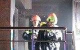 Suốt đêm dập lửa, cứu người tại chung cư Carina, chiến sĩ Cảnh sát PCCC bỏng rộp cả bàn tay