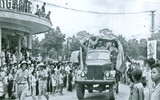 [ẢNH] Những hình ảnh quý hiếm khoảnh khắc người dân Hà Nội trong ngày đoàn quân chiến thắng tiếp quản Thủ đô