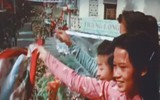[ẢNH] Những hình ảnh quý hiếm khoảnh khắc người dân Hà Nội trong ngày đoàn quân chiến thắng tiếp quản Thủ đô