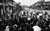 [ẢNH] Những hình ảnh quý hiếm khoảnh khắc người dân Hà Nội trong ngày đoàn quân chiến thắng tiếp quản Thủ đô