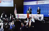 Toàn cảnh Tổng thống Mỹ Donald Trump rời cuộc họp thượng đỉnh, lên máy bay về nước
