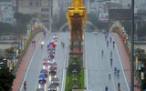Đoàn siêu xe của Tổng thống Mỹ lăn bánh trong mưa trên đường phố Đà Nẵng