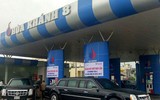Đoàn siêu xe của Tổng thống Mỹ lăn bánh trong mưa trên đường phố Đà Nẵng