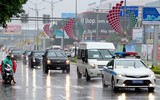 Đoàn siêu xe của Tổng thống Mỹ lăn bánh trong mưa trên đường phố Đà Nẵng
