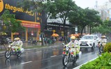 Đoàn siêu xe của Tổng thống Mỹ lăn bánh trong mưa trên đường phố Đà Nẵng