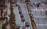 Đoàn siêu xe của Tổng thống Mỹ lăn bánh trong mưa trên đường phố Đà Nẵng