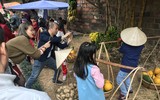 Mùng 1, Hội chữ Xuân Mậu Tuất tấp nập người, ông đồ mỏi tay viết