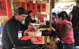 Mùng 1, Hội chữ Xuân Mậu Tuất tấp nập người, ông đồ mỏi tay viết