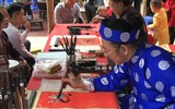 Mùng 1, Hội chữ Xuân Mậu Tuất tấp nập người, ông đồ mỏi tay viết