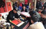 Mùng 1, Hội chữ Xuân Mậu Tuất tấp nập người, ông đồ mỏi tay viết