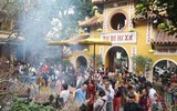 [ẢNH] Người dân nô nức đi lễ đền, chùa dịp đầu năm