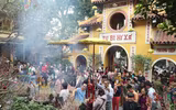 [ẢNH] Người dân nô nức đi lễ đền, chùa dịp đầu năm