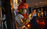[ẢNH] Những người hùng lăn xả suốt đêm chiến đấu với giặc lửa ở Công ty Rạng Đông