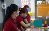 Hàng đoàn người đeo khẩu trang phòng dịch, cảnh chưa từng thấy tại sân bay Việt Nam