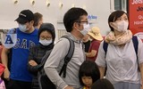Hàng đoàn người đeo khẩu trang phòng dịch, cảnh chưa từng thấy tại sân bay Việt Nam