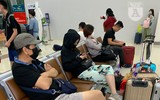 Hàng đoàn người đeo khẩu trang phòng dịch, cảnh chưa từng thấy tại sân bay Việt Nam