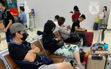 Hàng đoàn người đeo khẩu trang phòng dịch, cảnh chưa từng thấy tại sân bay Việt Nam