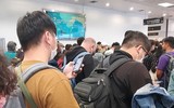 Hàng đoàn người đeo khẩu trang phòng dịch, cảnh chưa từng thấy tại sân bay Việt Nam