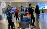 Hàng đoàn người đeo khẩu trang phòng dịch, cảnh chưa từng thấy tại sân bay Việt Nam