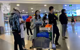 Hàng đoàn người đeo khẩu trang phòng dịch, cảnh chưa từng thấy tại sân bay Việt Nam