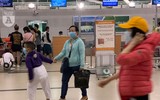 Hàng đoàn người đeo khẩu trang phòng dịch, cảnh chưa từng thấy tại sân bay Việt Nam