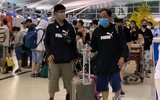 Hàng đoàn người đeo khẩu trang phòng dịch, cảnh chưa từng thấy tại sân bay Việt Nam