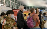 Hàng đoàn người đeo khẩu trang phòng dịch, cảnh chưa từng thấy tại sân bay Việt Nam