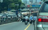 Ô tô tải 'hạ gục' thanh chắn cầu vượt Thái Hà- Tây Sơn