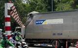 Ô tô tải 'hạ gục' thanh chắn cầu vượt Thái Hà- Tây Sơn