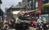 Ô tô tải 'hạ gục' thanh chắn cầu vượt Thái Hà- Tây Sơn