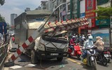 Ô tô tải 'hạ gục' thanh chắn cầu vượt Thái Hà- Tây Sơn