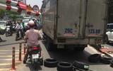Ô tô tải 'hạ gục' thanh chắn cầu vượt Thái Hà- Tây Sơn