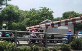Ô tô tải 'hạ gục' thanh chắn cầu vượt Thái Hà- Tây Sơn