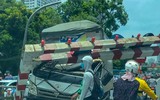 Ô tô tải 'hạ gục' thanh chắn cầu vượt Thái Hà- Tây Sơn