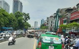 Ô tô tải 'hạ gục' thanh chắn cầu vượt Thái Hà- Tây Sơn