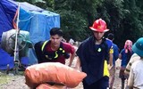 Lực lượng Cảnh sát phòng cháy, chữa cháy khuân vác thực phẩm và dựng nhà giúp dân gặp thiên tai