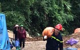 Lực lượng Cảnh sát phòng cháy, chữa cháy khuân vác thực phẩm và dựng nhà giúp dân gặp thiên tai